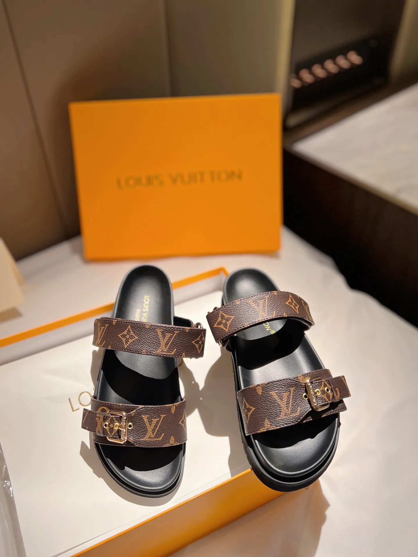 👟👟Ex-factory price P👟👟Ex-factory price P380👟👟 LV | Louis Vuitton ²⁰²³ 𝐬𝐬 🧡💚2023 spring and summer new style top version⚠️ The counter features the latest hot-selling slippers, hard goods are new🆕 ❥Purchase level! Full of high-end feel! A popular model among bloggers at home and abroad, it’s retro and fashionable and looks amazing on your feet! Mainly recommended model on the official website★ ━━━━━ ЅᏇєєt ━━━━━ ▪️Upper: original custom-made presbyopic fabric ▪️Lining: imported sheep leather ▪️Outsole: original ultra-light foam sole ▪️Shoe size: 35 to 43